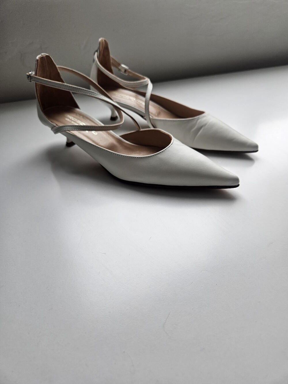 Oroscuro Italy Milk White Kitten Heel Cross Pointed Toe Shoes